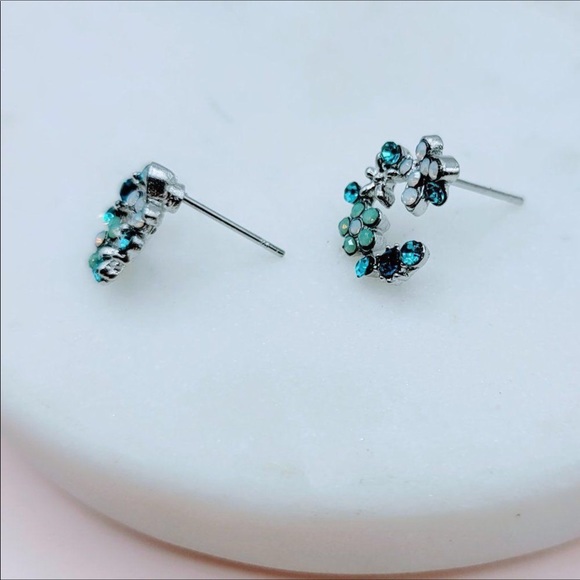 Petite Multi Color Crystal Flowers Blue Stud Earrings NEW - Picture 9 of 10
